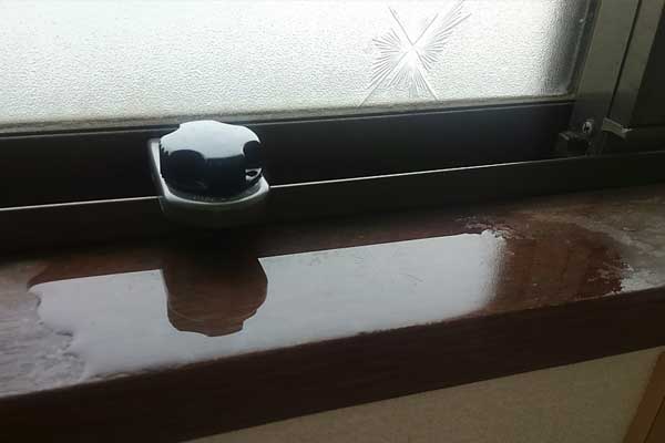 雨漏りの初期症状：サッシ周りの雨染み