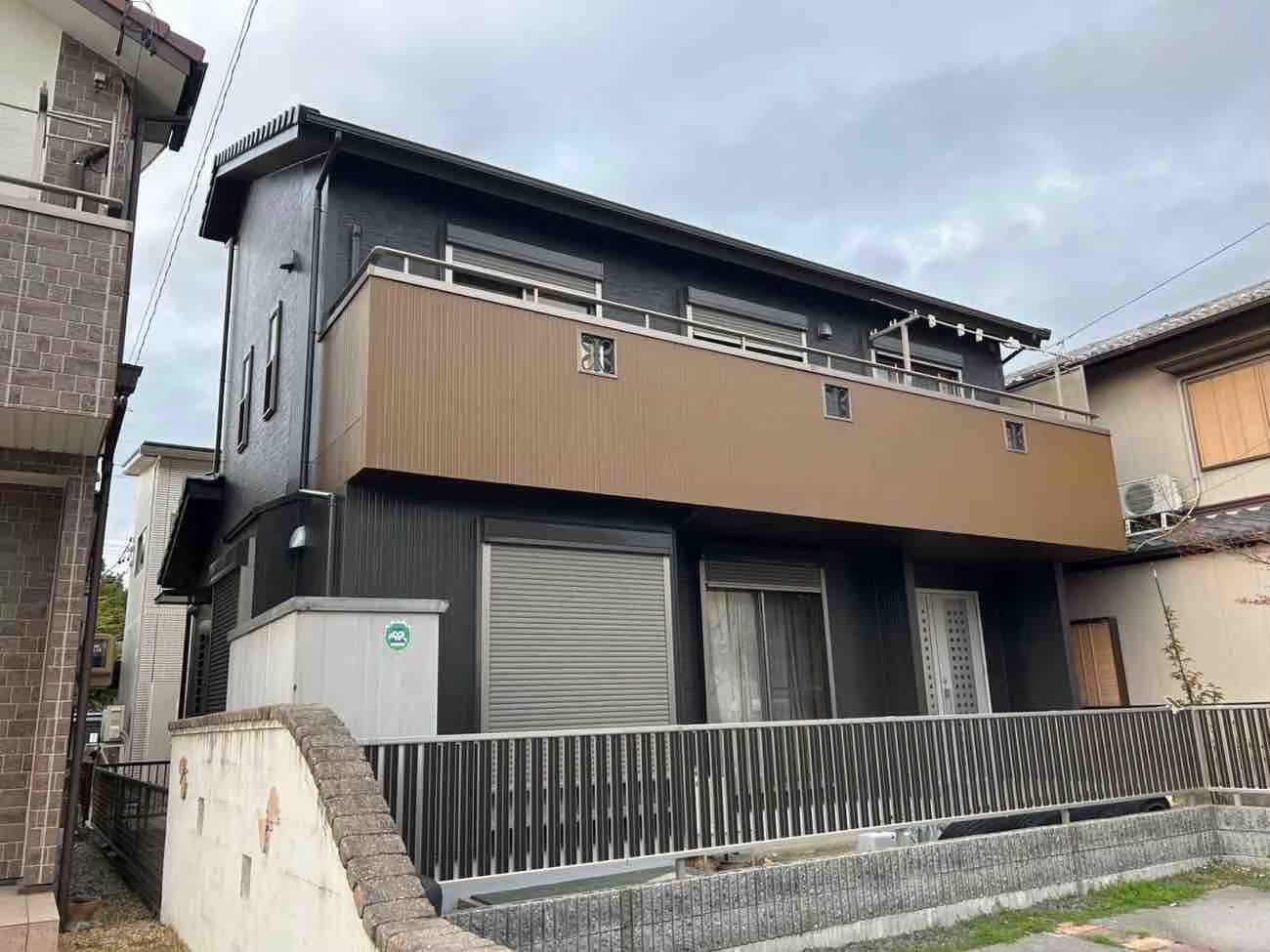 名古屋市にて外壁塗装・屋根修理〈外壁の色褪せ・ひび割れ〉