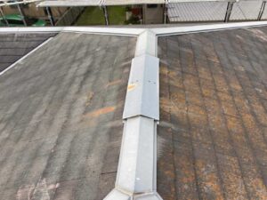 名古屋市にて雨漏り修理・屋根修理〈スレート屋根のカバー工法〉 施工前
