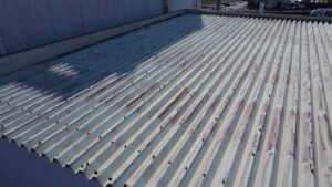 名古屋市にて折板屋根のメンテナンス 施工前