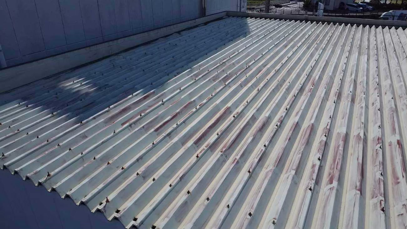 名古屋市にて折板屋根のメンテナンス 施工前