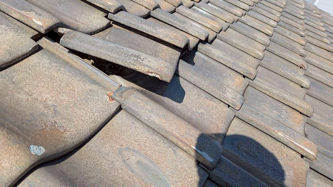 名古屋市にて屋根修理〈瓦のズレ・雨漏りの心配から〉 施工前2