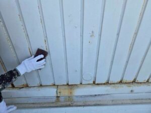 名古屋市にてガレージ屋根のメンテナンス〈雨漏り予防の錆止め塗装〉 施工前