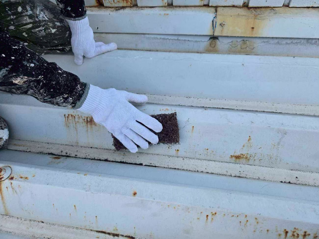 名古屋市にてガレージ屋根のメンテナンス〈雨漏り予防の錆止め塗装〉 施工前2