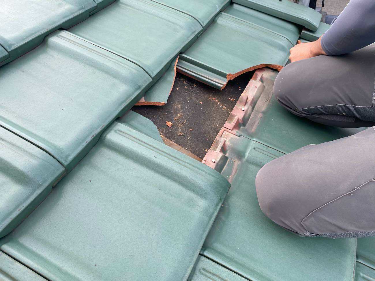 名古屋市にて瓦屋根の割れの部分補修工事 施工前