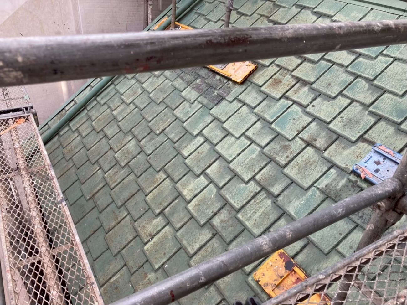 名古屋市にて屋根修理・カバー工法〈雨漏りの心配から〉 施工前