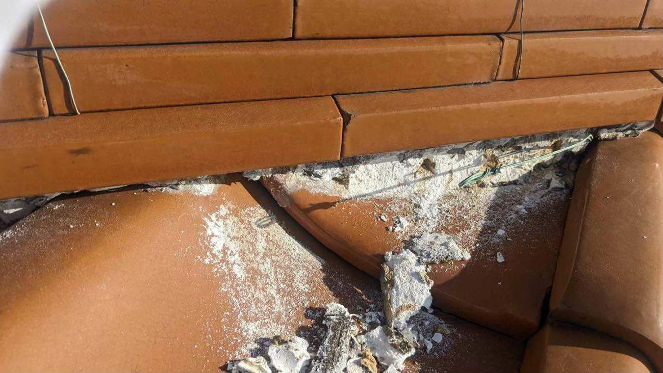 名古屋市にて雨漏り予防の瓦屋根修理〈漆喰の補修工事〉 施工前2