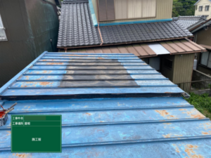 名古屋市にて雨漏り予防の屋根塗工事〈瓦棒屋根の錆びを防ぐ〉 施工前