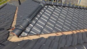 名古屋市にて瓦屋根雨漏り修理〈漆喰補修・板金錆び止め〉 施工前